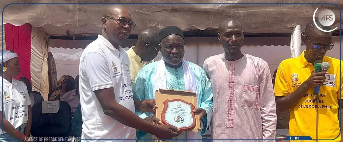 Remise d'un trophée d'excellence lors de la première Journée de l'excellence de la commune d'Ida Mouride